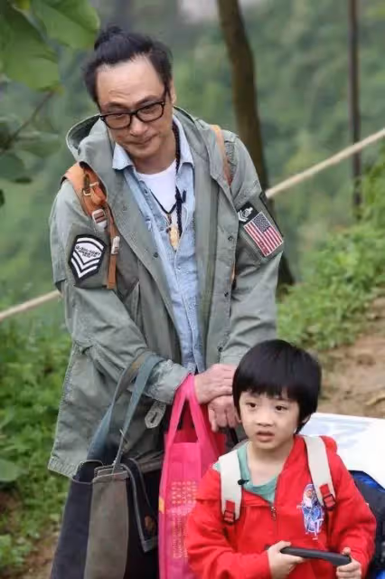 吳鎮宇兒子近照曝光!13歲費曼「五官越長越像爸」暴風抽高 「眼角傷疤超明顯」 網直呼:太心疼