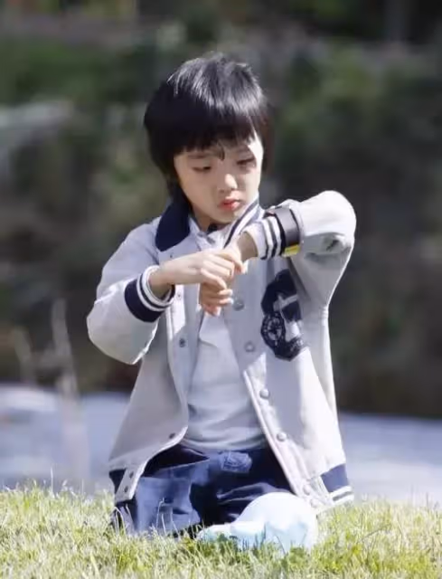 吳鎮宇兒子近照曝光！13歲費曼「五官越長越像爸」暴風抽高 「眼角傷疤超明顯」 網直呼：太心疼