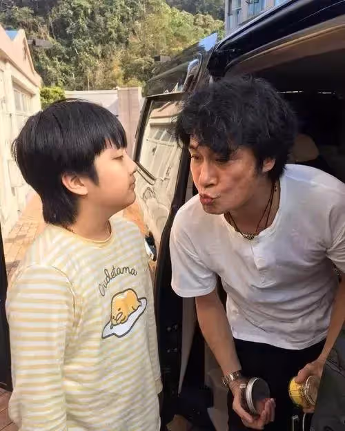 吳鎮宇兒子近照曝光！13歲費曼「五官越長越像爸」暴風抽高 「眼角傷疤超明顯」 網直呼：太心疼