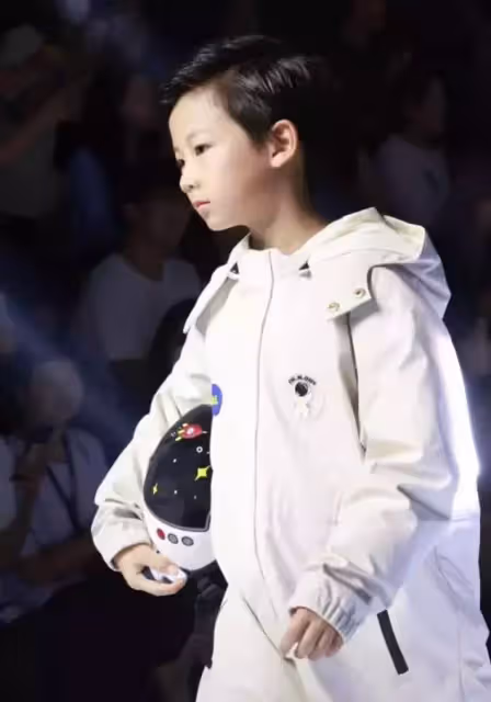陳浩民一家六口齊亮相!兒子氣質驚人「顏值不輸爸」,身穿太空服「星范兒十足」 網喊:等你長大