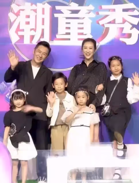 陳浩民一家六口齊亮相!兒子氣質驚人「顏值不輸爸」,身穿太空服「星范兒十足」 網喊:等你長大