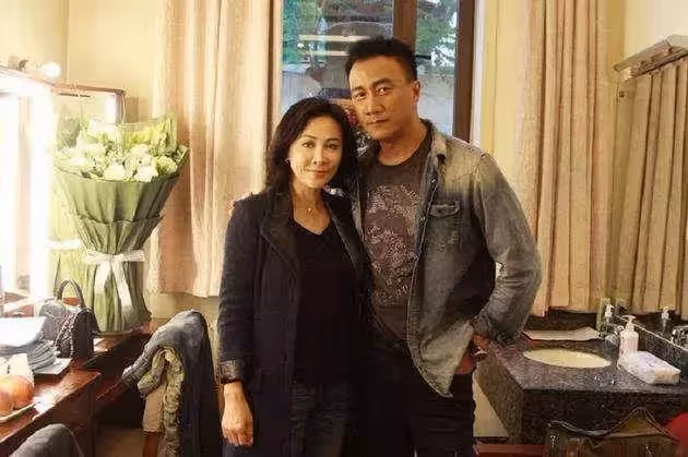劉嘉玲到底多有錢?送胡軍兒子200平豪宅,用4000萬古董花瓶插花,自信說出:我整個人是無價