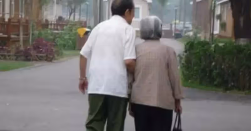 61歲老人再婚，子女無法理解，兒子：媽，以後我不給你養老了