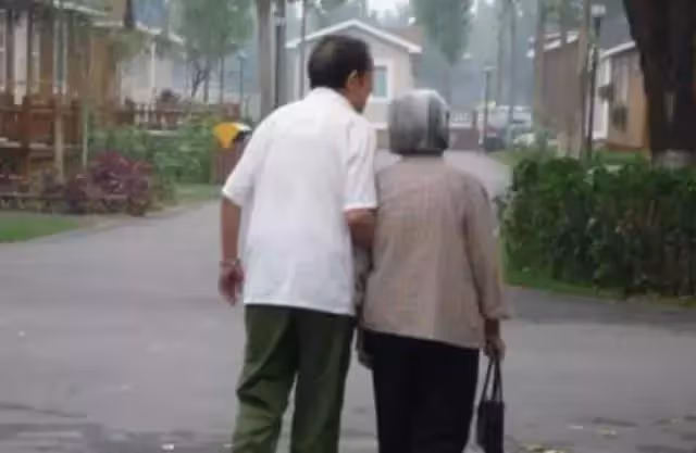 61歲老人再婚,子女無法理解,兒子:媽,以後我不給你養老了