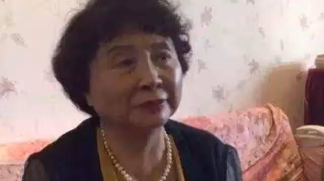 61歲老人再婚,子女無法理解,兒子:媽,以後我不給你養老了