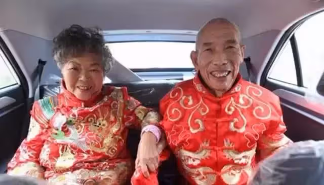 61歲老人再婚,子女無法理解,兒子:媽,以後我不給你養老了