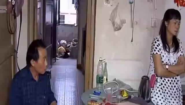 61歲老人再婚,子女無法理解,兒子:媽,以後我不給你養老了