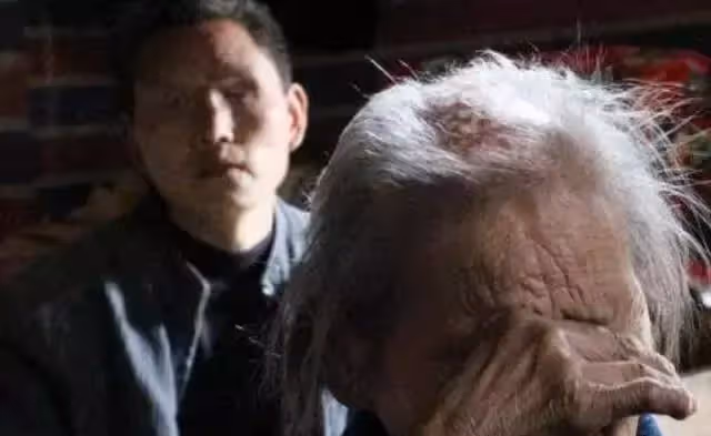 61歲老人再婚,子女無法理解,兒子:媽,以後我不給你養老了