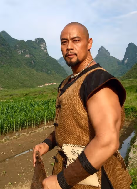 48歲戲骨自認改行下鄉種地!開農用三輪車接地氣,戴金表串珠搶鏡