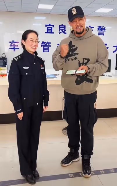 48歲戲骨自認改行下鄉種地!開農用三輪車接地氣,戴金表串珠搶鏡