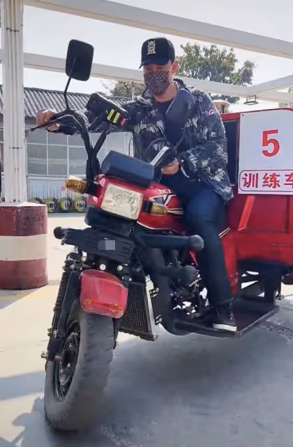 48歲戲骨自認改行下鄉種地!開農用三輪車接地氣,戴金表串珠搶鏡