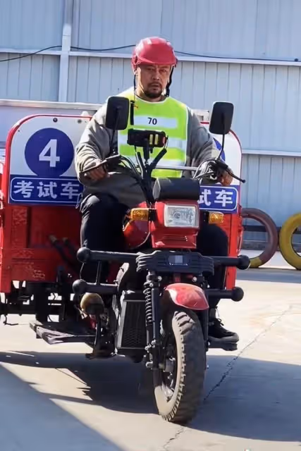 48歲戲骨自認改行下鄉種地!開農用三輪車接地氣,戴金表串珠搶鏡