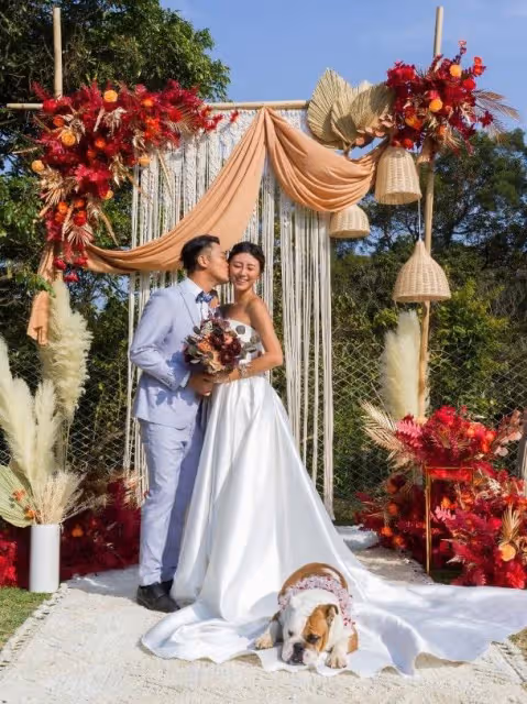 雙喜臨門!38歲男星戀愛半年大婚,靚妻挺3月孕肚連換3套絕美婚紗
