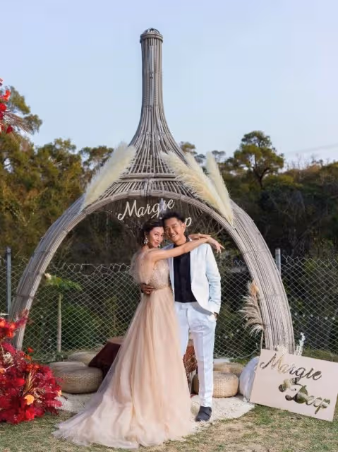 雙喜臨門!38歲男星戀愛半年大婚,靚妻挺3月孕肚連換3套絕美婚紗