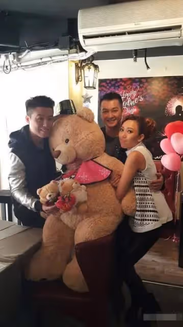 雙喜臨門!38歲男星戀愛半年大婚,靚妻挺3月孕肚連換3套絕美婚紗