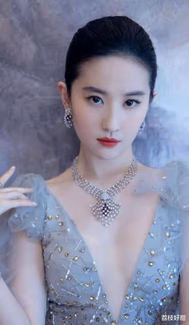 劉亦菲逛街狀態，美女還是美女。
