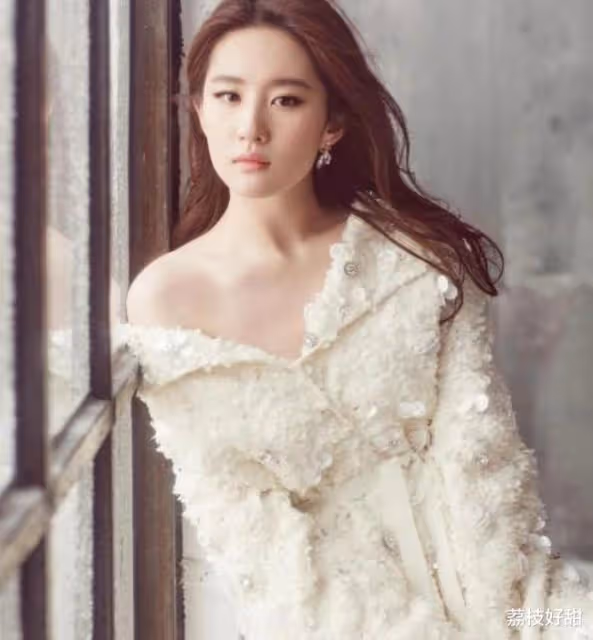 劉亦菲逛街狀態，美女還是美女。