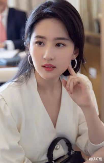 劉亦菲逛街狀態，美女還是美女。