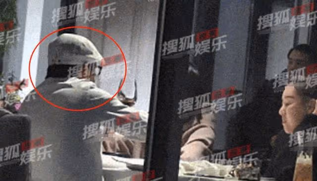 王寶強開200萬豪車現身，帶女友與家人聚餐，馮清一雙長腿細又直