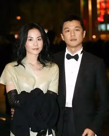 喜事連連:李亞鵬金喜官宣生娃,愛妻比王菲更具煙火氣!