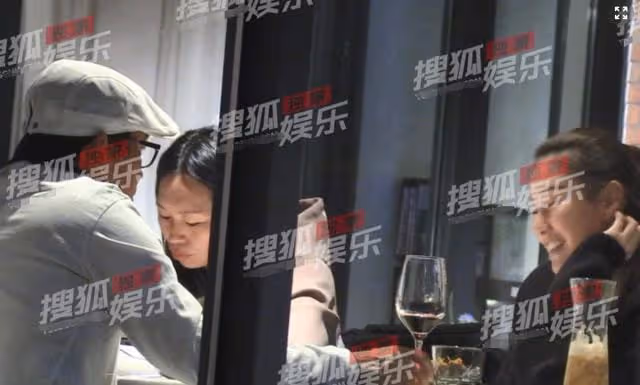 王寶強開200萬豪車現身，帶女友與家人聚餐，馮清一雙長腿細又直