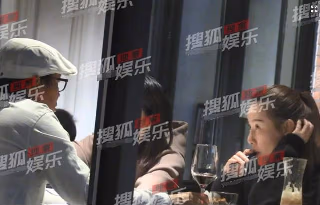 王寶強開200萬豪車現身，帶女友與家人聚餐，馮清一雙長腿細又直