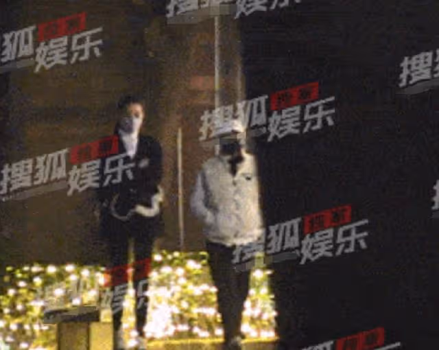 王寶強開200萬豪車現身，帶女友與家人聚餐，馮清一雙長腿細又直
