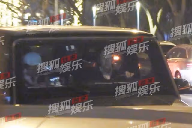 王寶強開200萬豪車現身，帶女友與家人聚餐，馮清一雙長腿細又直