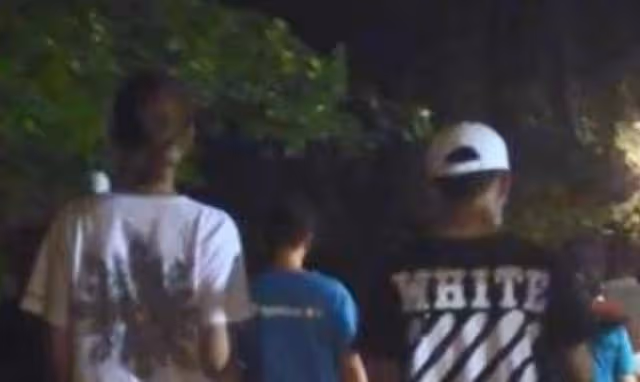 王寶強開200萬豪車現身，帶女友與家人聚餐，馮清一雙長腿細又直
