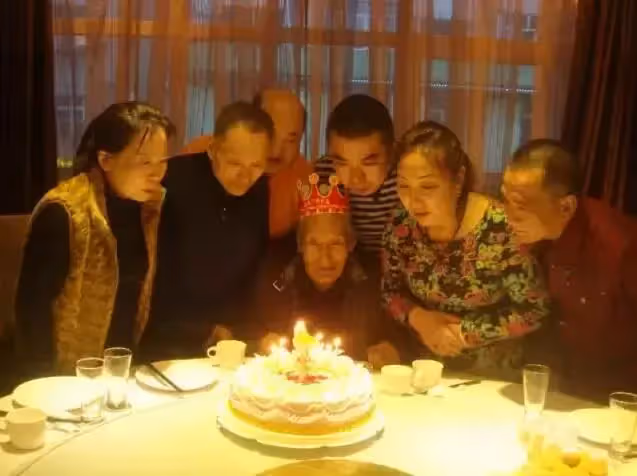 兒女爭相孝順!97歲姥姥「被6個兒女搶著養老」讓身邊人敬佩 「4大優秀品質」受兒女愛戴晚年幸福