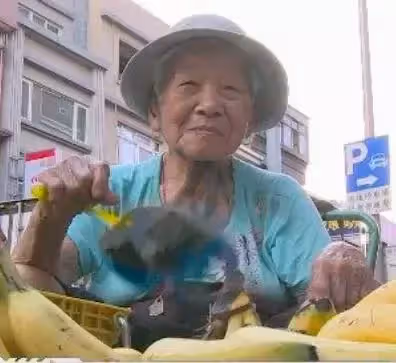 寧苦自己!9旬嬤「蹲地賣水果60年」賺不多卻掏錢給遊民 獨居6坪陋室「慷慨當積福」:我很快樂