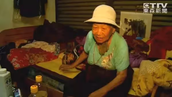 寧苦自己!9旬嬤「蹲地賣水果60年」賺不多卻掏錢給遊民 獨居6坪陋室「慷慨當積福」:我很快樂