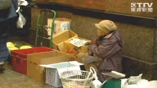 寧苦自己!9旬嬤「蹲地賣水果60年」賺不多卻掏錢給遊民 獨居6坪陋室「慷慨當積福」:我很快樂