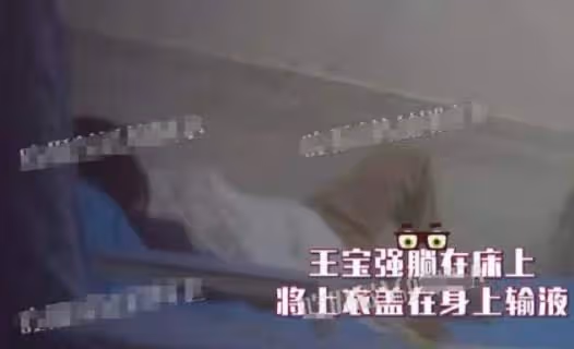 王寶強開200萬豪車現身，帶女友與家人聚餐，馮清一雙長腿細又直