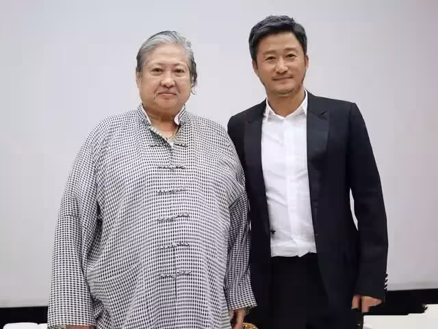 洪金寶獲終身成就獎！瘦身成功「整個人消一圈」自嘲老鮮肉「妻子隨侍在側」與先前坐輪椅判若兩人