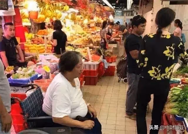 洪金寶獲終身成就獎！瘦身成功「整個人消一圈」自嘲老鮮肉「妻子隨侍在側」與先前坐輪椅判若兩人