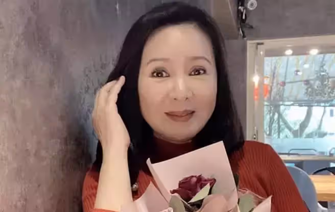 才因腫瘤動刀！67歲女星曝「聲帶手術失敗」沒法說話　曝光病況「還要二次動刀」：我好自卑