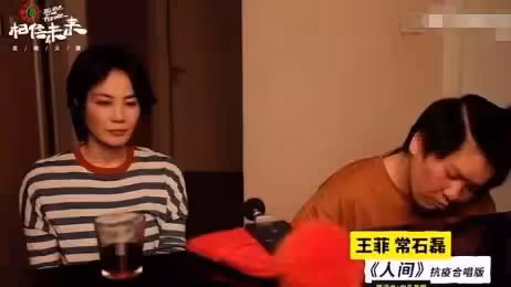 王菲近照罕曝光,和壯碩男子沙發合影,52歲換髮型皮膚白嫩如少女,網友紛紛誇讚:看起來才20歲