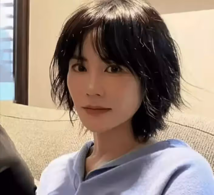 王菲近照罕曝光,和壯碩男子沙發合影,52歲換髮型皮膚白嫩如少女,網友紛紛誇讚:看起來才20歲