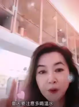 63歲胡慧中近照曝光,面部變化很大,身材發福但風韻猶存,網友:美是不分年齡的