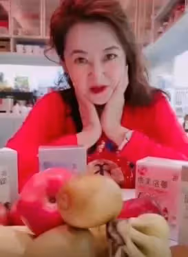 63歲胡慧中近照曝光,面部變化很大,身材發福但風韻猶存,網友:美是不分年齡的
