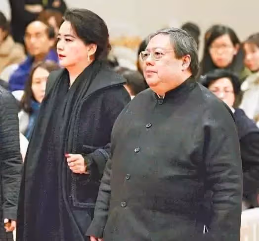 63歲胡慧中近照曝光,面部變化很大,身材發福但風韻猶存,網友:美是不分年齡的