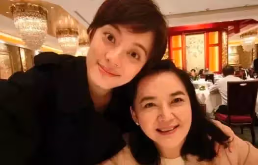 63歲胡慧中近照曝光,面部變化很大,身材發福但風韻猶存,網友:美是不分年齡的