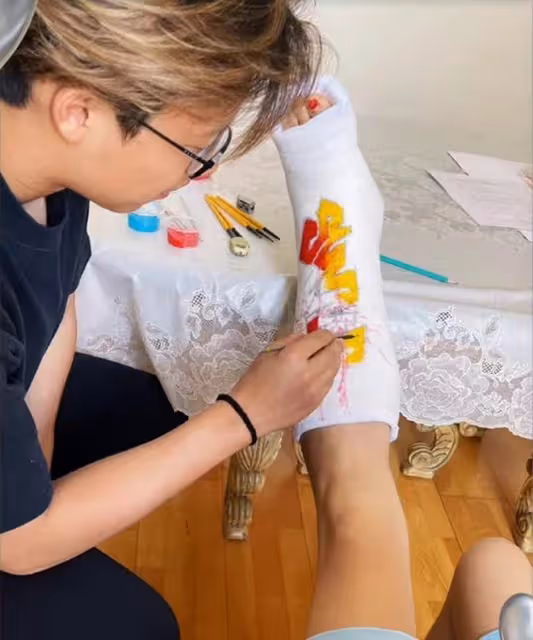 49歲孫悅傷勢變嚴重!宅家不能動渾身痛,曬與富豪老公之子顯帥氣