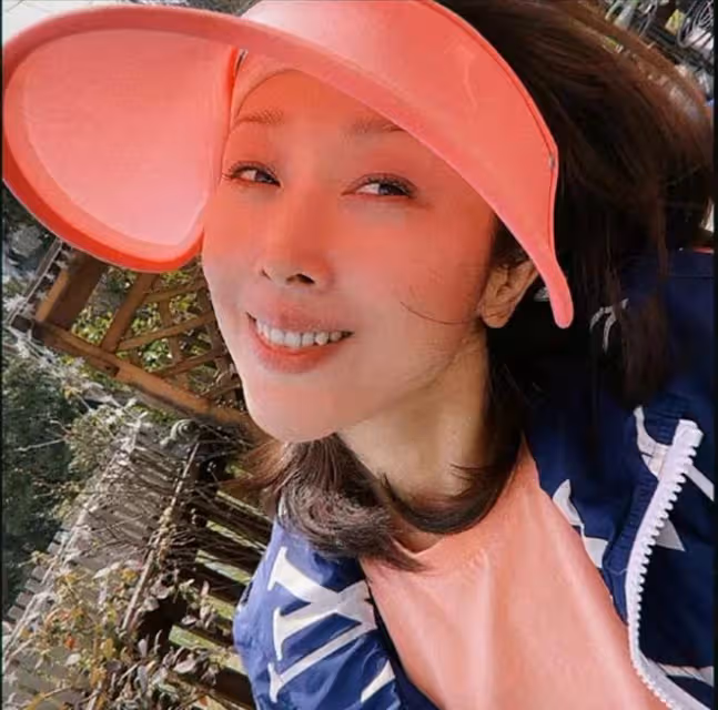 49歲孫悅傷勢變嚴重!宅家不能動渾身痛,曬與富豪老公之子顯帥氣