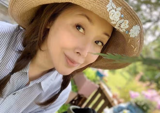 49歲孫悅傷勢變嚴重!宅家不能動渾身痛,曬與富豪老公之子顯帥氣