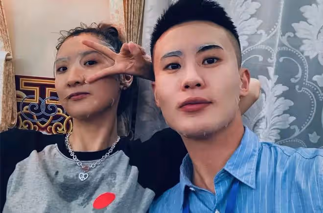 網紅蘇日曼胃癌去世葬禮曝光!躺鮮花中唯美安詳,好友含淚讀生平