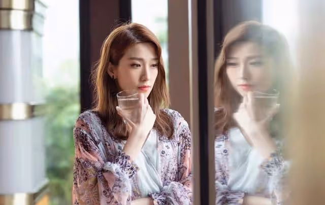 TVB花旦曬童年照眼睛大大好可愛，靠化妝改善眼形不再似「表哥」