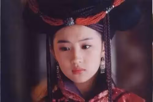 女星穿異域服飾：劉詩詩劉亦菲冷艷，熱巴范冰冰靈動，楊冪鐘欣潼高貴！