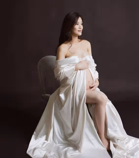 恭喜！香港著名靚模曬唯美藝術照宣布懷孕，被網友大讚最美孕媽